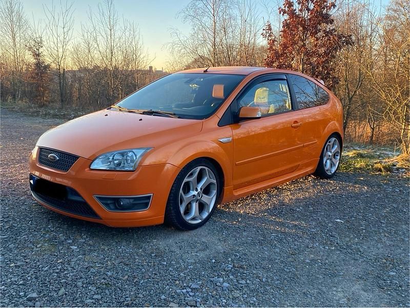 Orange Gebraucht 2006 Ford Focus ST Limousine | 5.500 € (Fairer Preis) - Bild 1/4