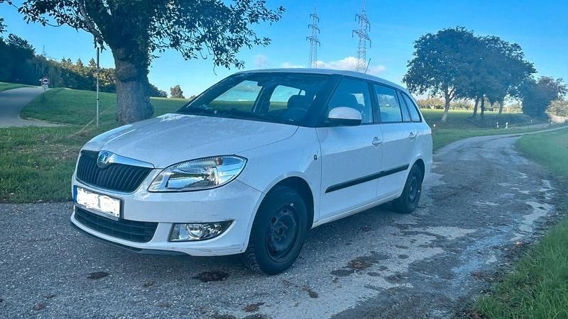 Weiß Gebraucht 2011 Skoda Fabia Classic Kleinwagen | 2.599 € (Fairer Preis) - Bild 1/4