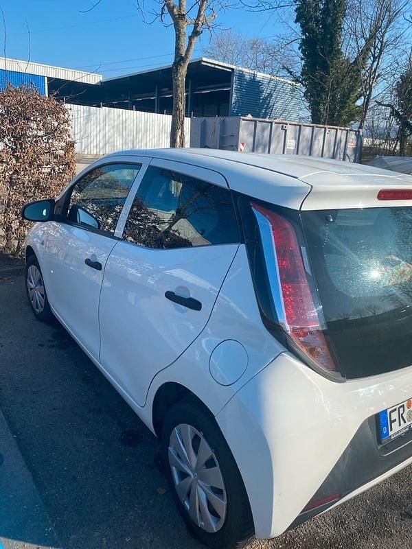 Gebraucht Toyota Aygo 69 PS (50 kW) 2016 Weiß Kleinwagen