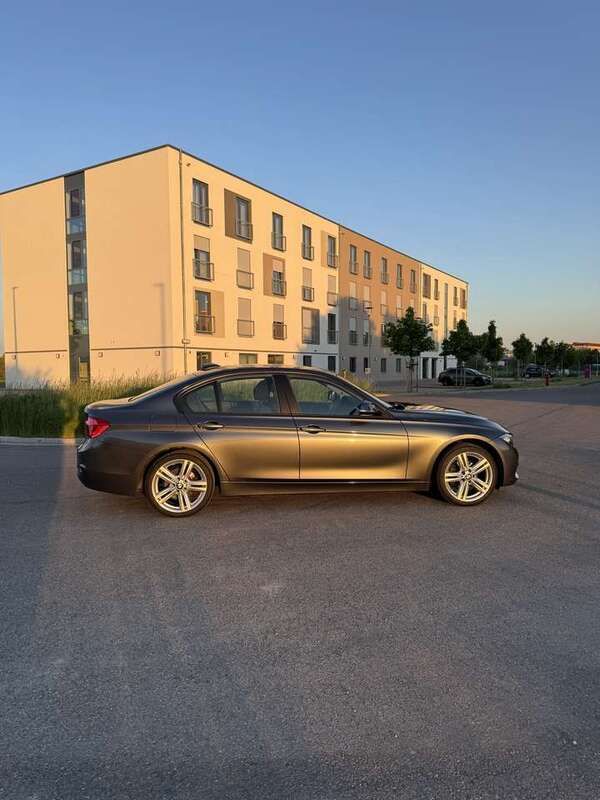 Grau Gebraucht 2016 BMW 318 Advantage Limousine | 12.000 € (Fairer Preis) - Bild 1/4