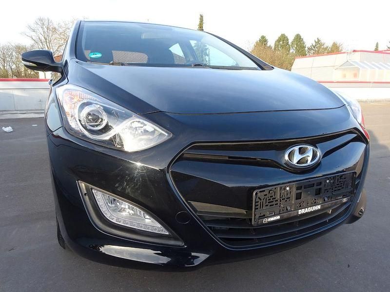 Gebraucht Hyundai i30 Classic 99 PS (72 kW) 2014 Schwarz Limousine