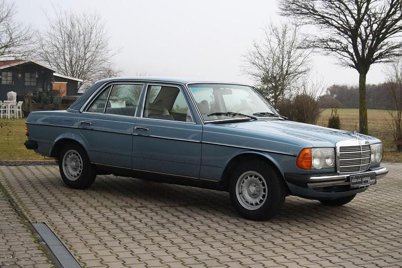 Gebraucht Mercedes 200 94 PS (69 kW) 1976 Blau Limousine