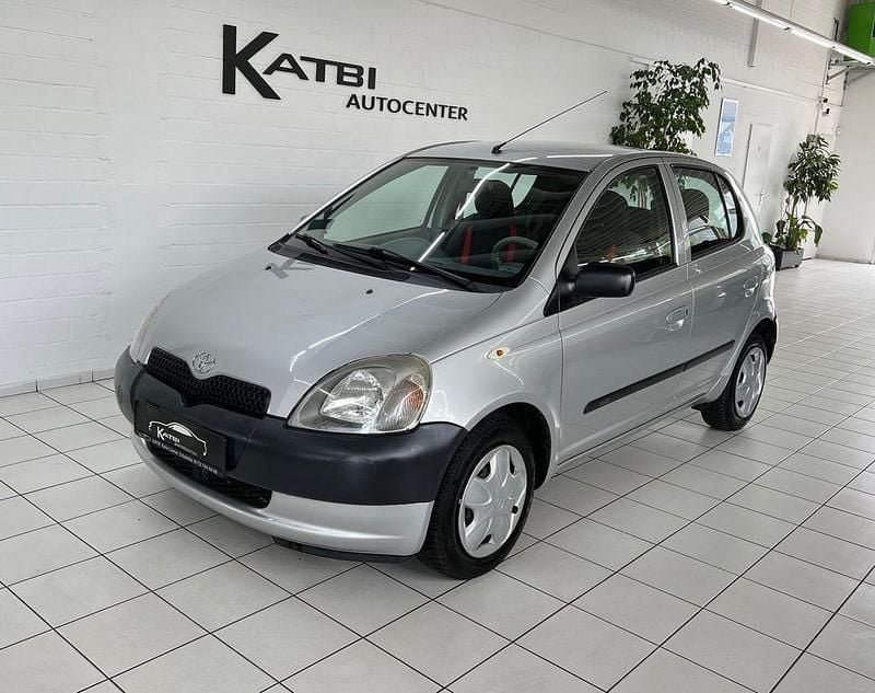 Grau Gebraucht 2001 Toyota Yaris Limousine | 1.750 € (Fairer Preis) - Bild 1/4