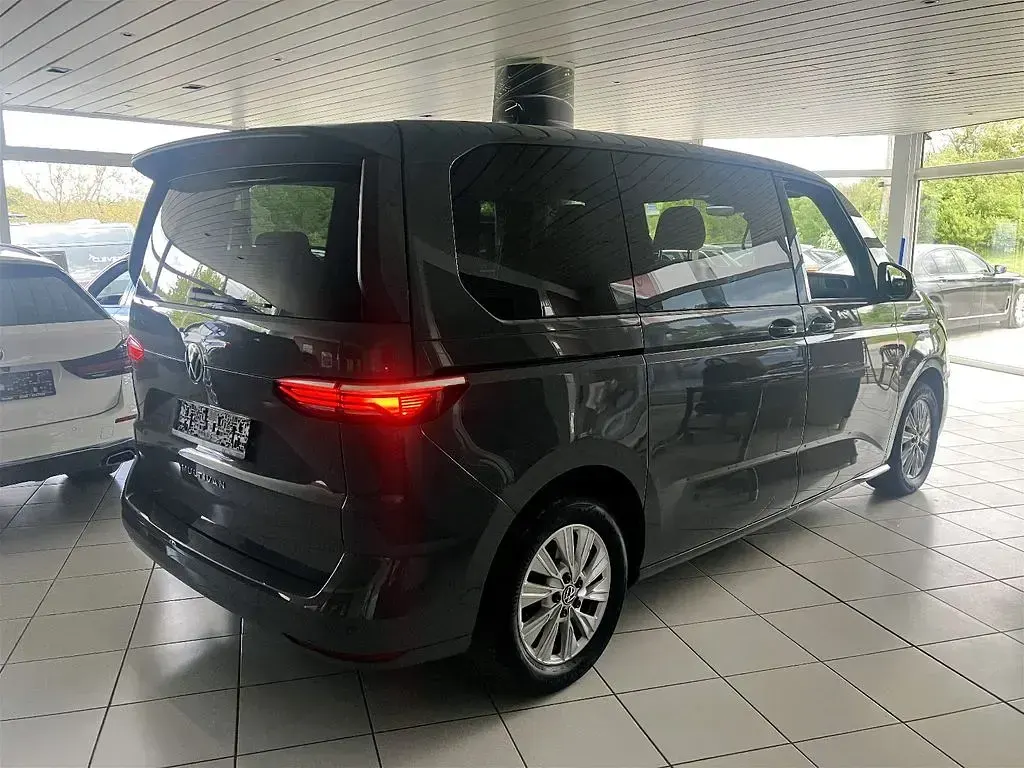 Gebraucht VW Multivan 150 PS (110 kW) 2022 Grau Van / Kleinbus