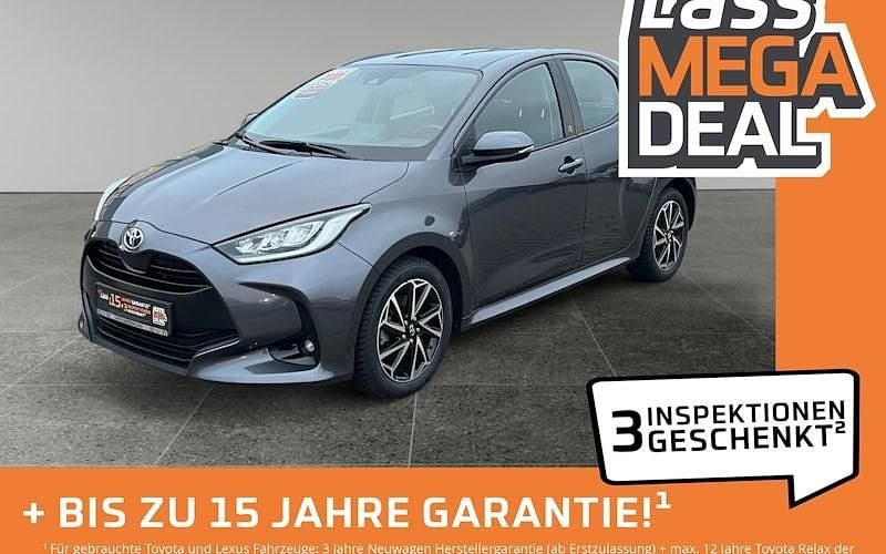Grau Gebraucht 2022 Toyota Yaris Hybrid Team Limousine | 17.980 € (Fairer Preis) - Bild 1/4
