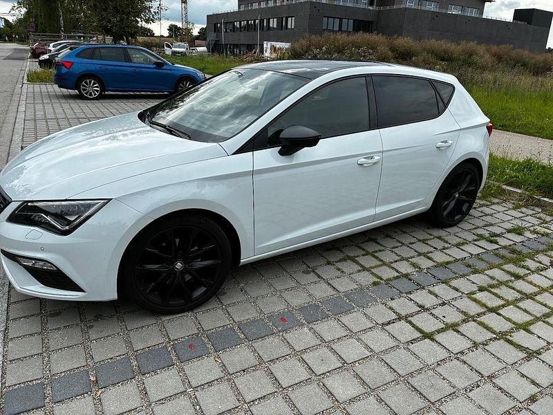 Weiß Gebraucht 2020 Seat Leon FR Limousine | 18.500 € (Superpreis) - Bild 1/4