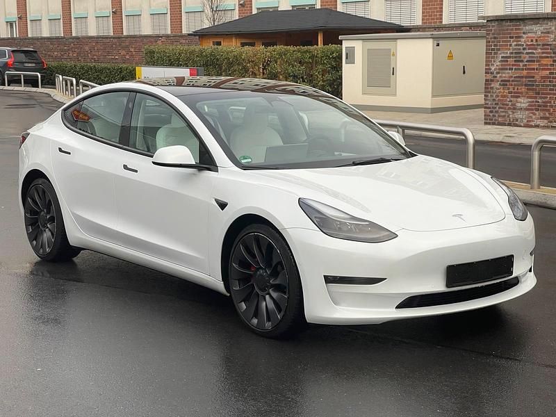 Weiß Gebraucht 2021 Tesla Model 3 Performance Limousine | 25.500 € (Superpreis) - Bild 1/4