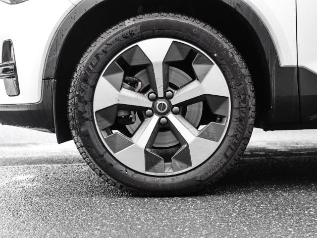 Gebraucht Volvo XC40 Plus 163 PS (119 kW) 2023 Crystal white / metallic SUV