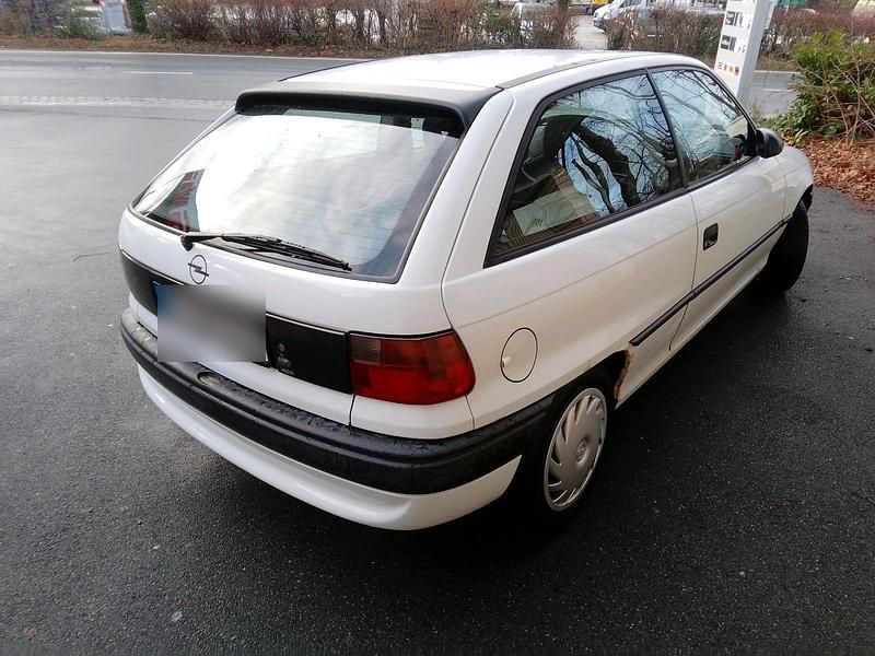 Weiß Gebraucht 1997 Opel Astra Limousine | 1.450 € (Fairer Preis) - Bild 1/2