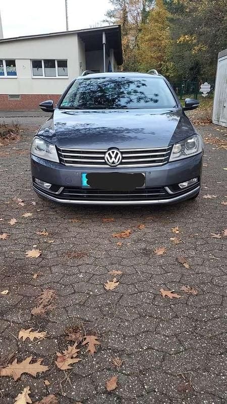 Grau Gebraucht 2011 VW Passat Highline Limousine | 5.800 € (Guter Preis) - Bild 1/4