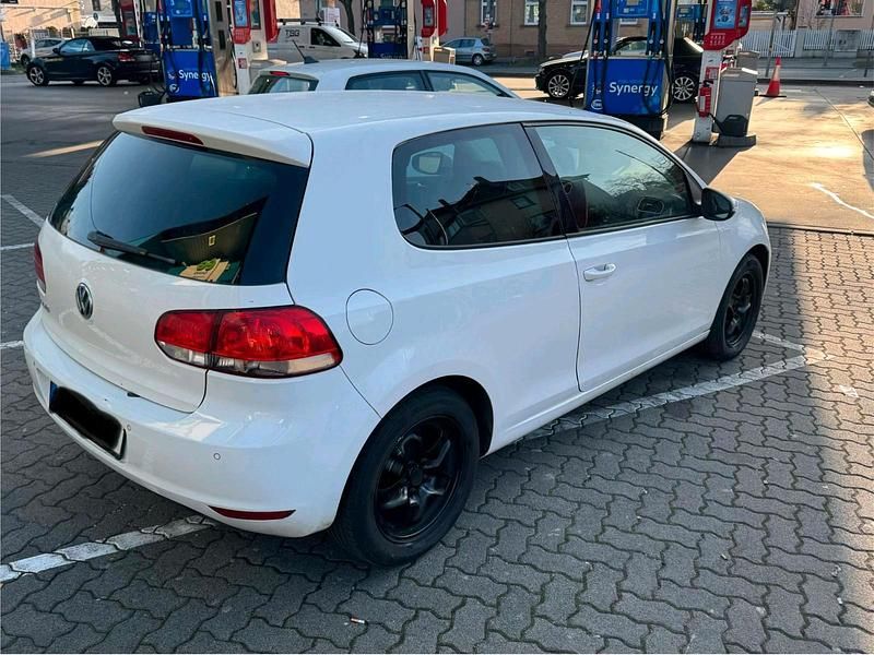 Gebraucht VW Golf VI 122 PS (89 kW) 2010 Weiß Kleinwagen