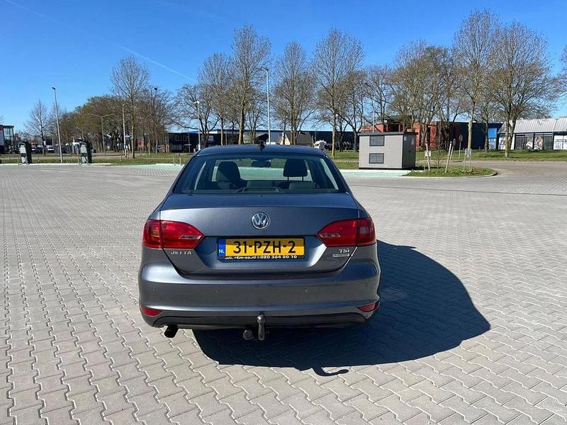 Gebraucht VW Jetta Comfortline 105 PS (77 kW) 2011 Grau Limousine