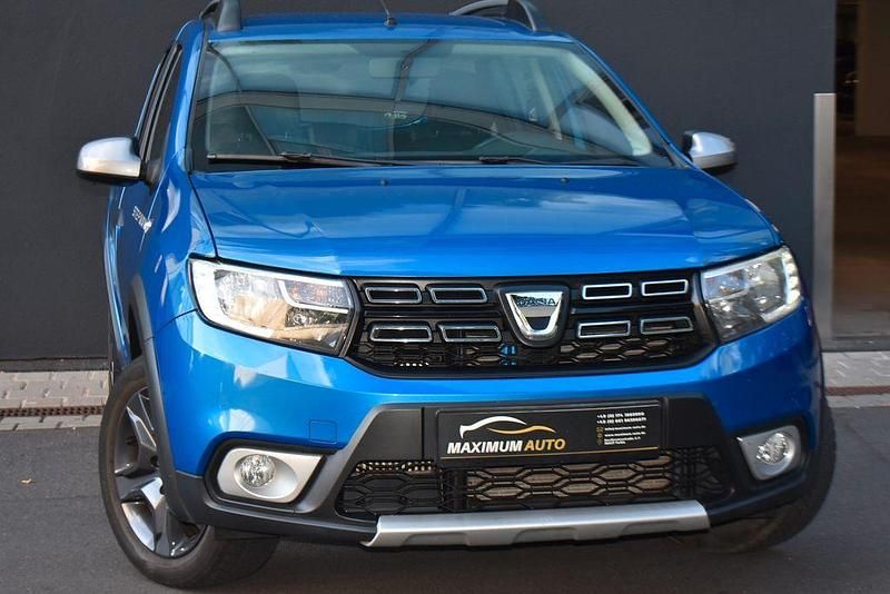 Blau Gebraucht 2017 Dacia Sandero Celebration Kleinwagen | 9.400 € (Fairer Preis) - Bild 1/4