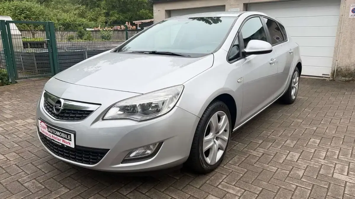Gebraucht Opel Astra Edition 120 PS (88 kW) 2010 Silber Kleinwagen