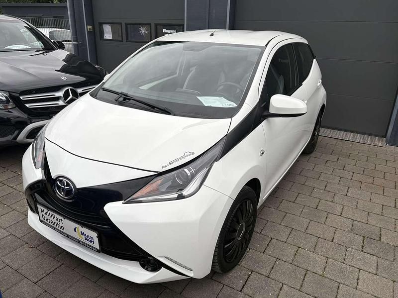 Weiß Gebraucht 2016 Toyota Aygo X-play Kleinwagen | 8.850 € (Fairer Preis) - Bild 1/4