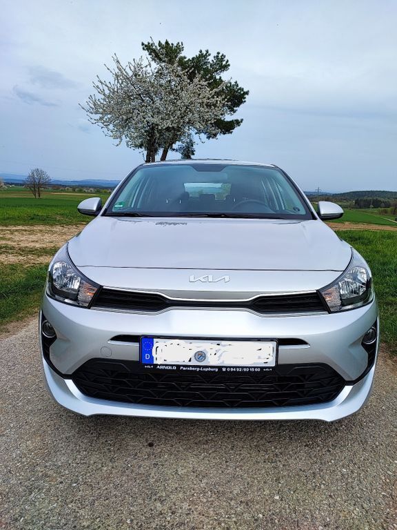 Silber Gebraucht 2023 Kia Rio Edition 7 Limousine | 13.300 € (Fairer Preis) - Bild 1/4
