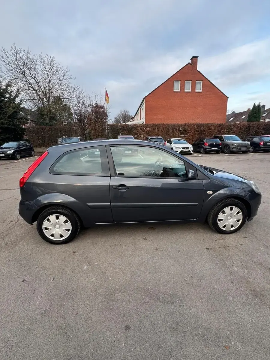 Gebraucht Ford Fiesta 65 PS (47 kW) 2008 Grau Kleinwagen
