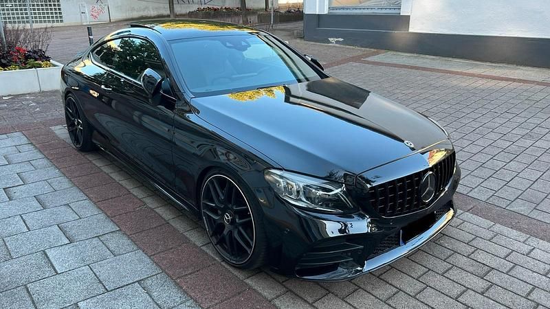 Schwarz Gebraucht 2018 Mercedes C300 Night Coupé | 29.999 € (Superpreis) - Bild 1/4