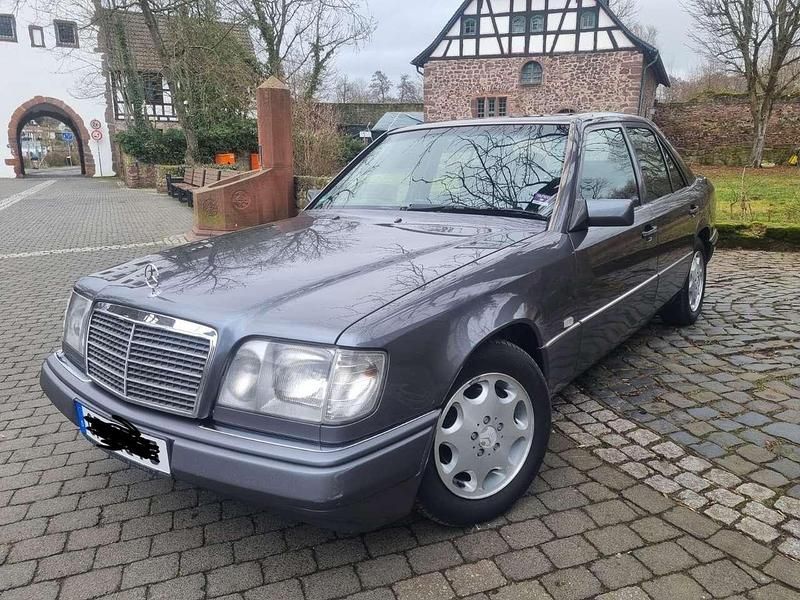 Grau Gebraucht 1995 Mercedes 220 Limousine | 6.900 € - Bild 1/4