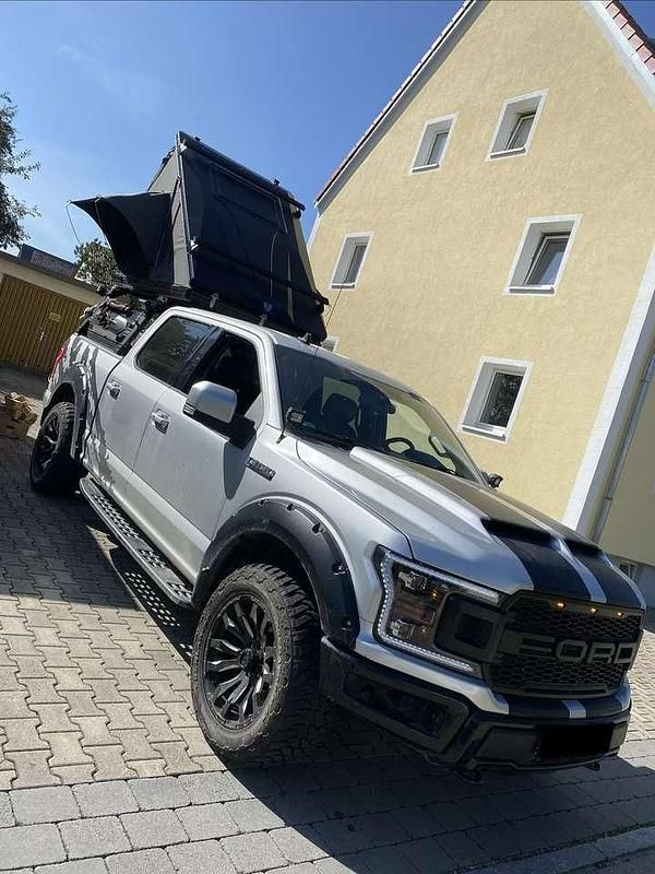 Używany Ford V8 Lariat 401 KM (294 kW) 2019 Srebrny SUV