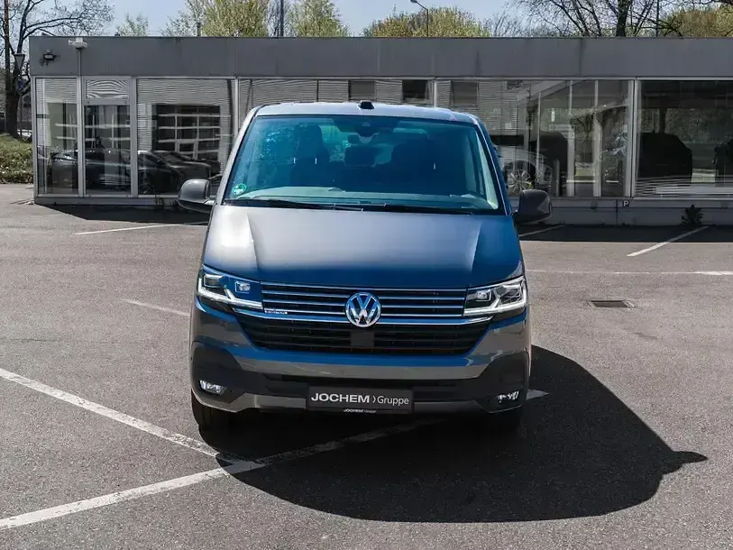 Gebraucht VW Multivan 204 PS (150 kW) 2023 Grau Van / Kleinbus