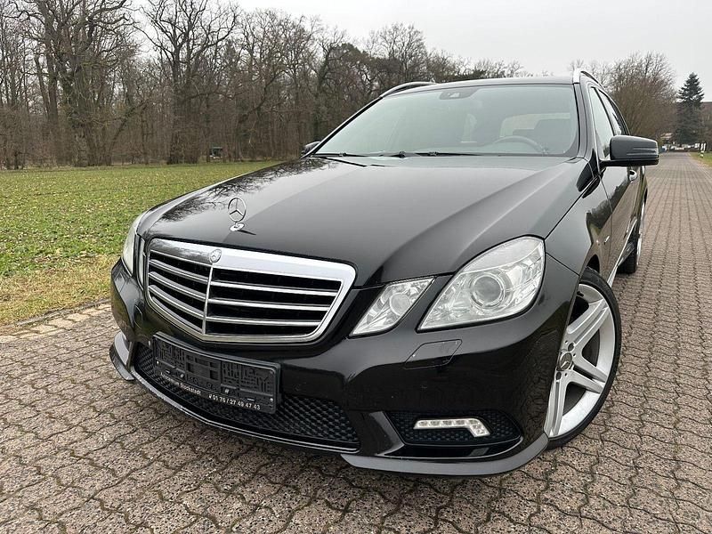 Schwarz Gebraucht 2011 Mercedes E350 AMG line Kombi | 7.690 € (Fairer Preis) - Bild 1/4