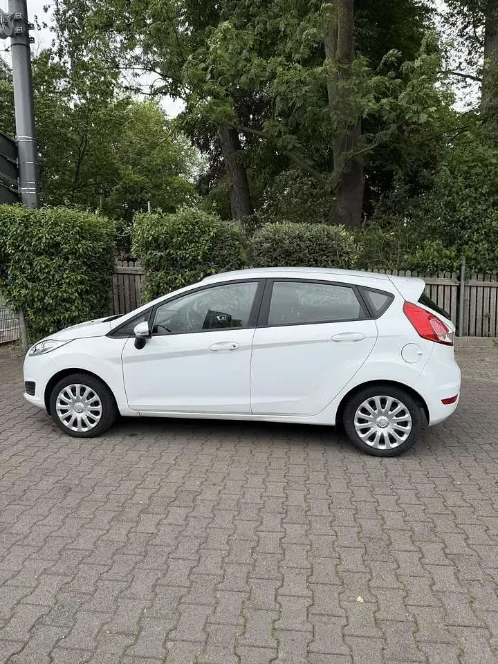 Gebraucht Ford Fiesta Trend 65 PS (47 kW) 2016 Weiß Kleinwagen
