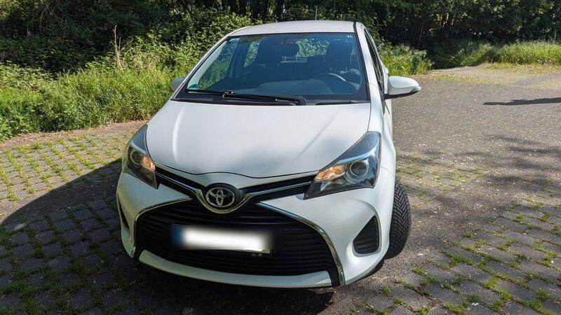 Weiß Gebraucht 2015 Toyota Yaris Comfort Kleinwagen | 7.999 € (Fairer Preis) - Bild 1/4