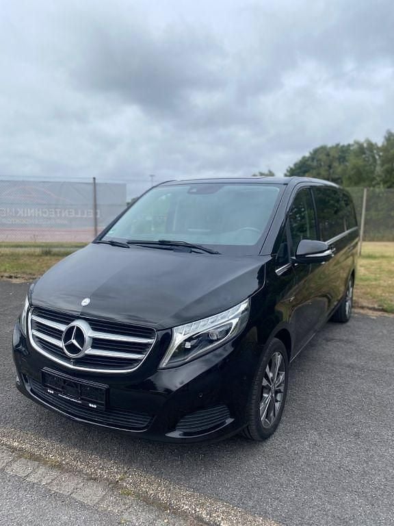 Schwarz Gebraucht 2015 Mercedes V250 Avantgarde Van / Kleinbus | 30.999 € (Guter Preis) - Bild 1/4