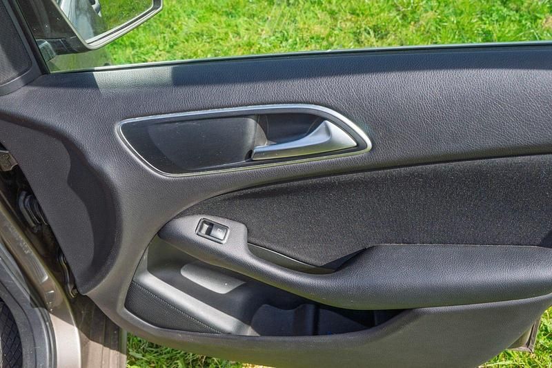 Second-hand Mercedes B180 122 CP (89 kW) 2012 Gri Monovolum