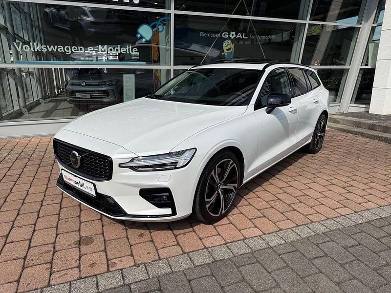 Gebraucht Volvo V60 Plus 197 PS (144 kW) 2024 Crystal white pearl / metalli Kombi