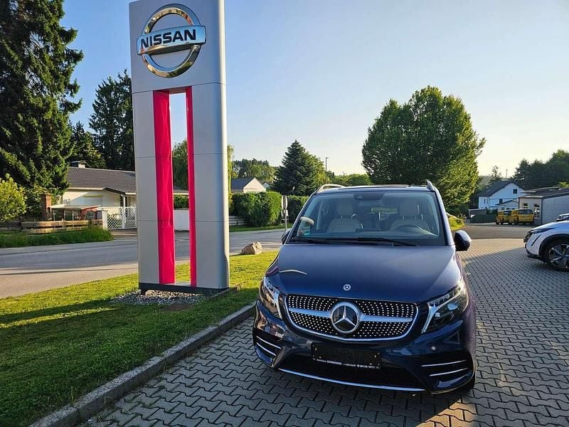 Sodalithblau Gebraucht 2023 Mercedes V220 Avantgarde Edition Van / Kleinbus | 63.900 € (Teuer) - Bild 1/4