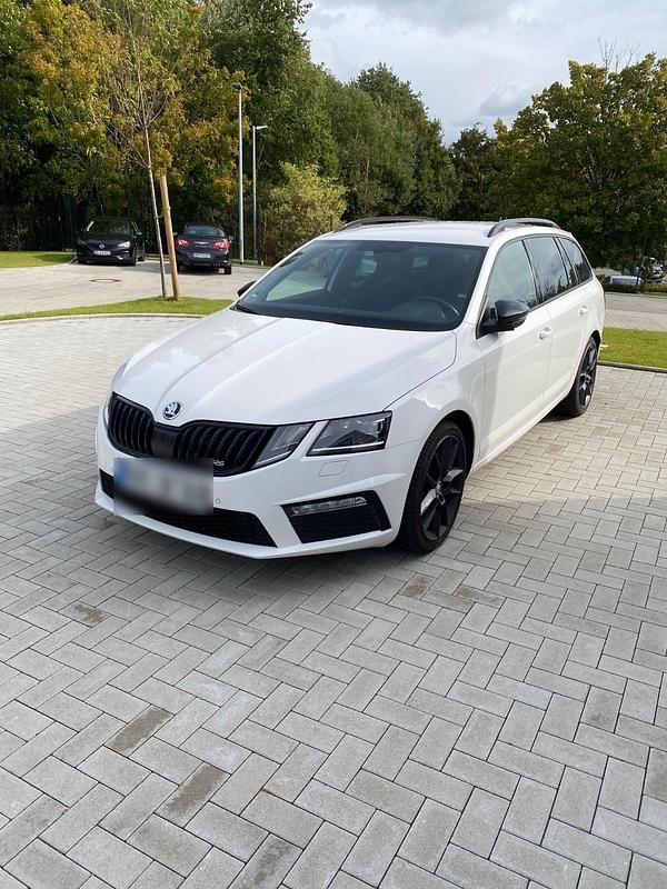 Weiß Gebraucht 2018 Skoda Octavia vRS Kombi | 19.900 € (Etwas zu teuer) - Bild 1/4