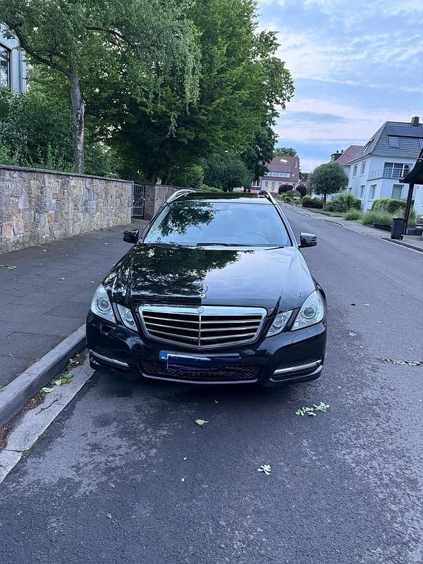 Schwarz Gebraucht 2010 Mercedes E220 Avantgarde Kombi | 7.500 € (Fairer Preis) - Bild 1/4