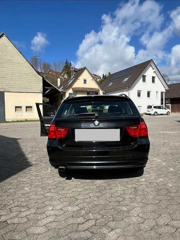 Gebraucht BMW 318 143 PS (105 kW) 2010 Schwarz Kombi