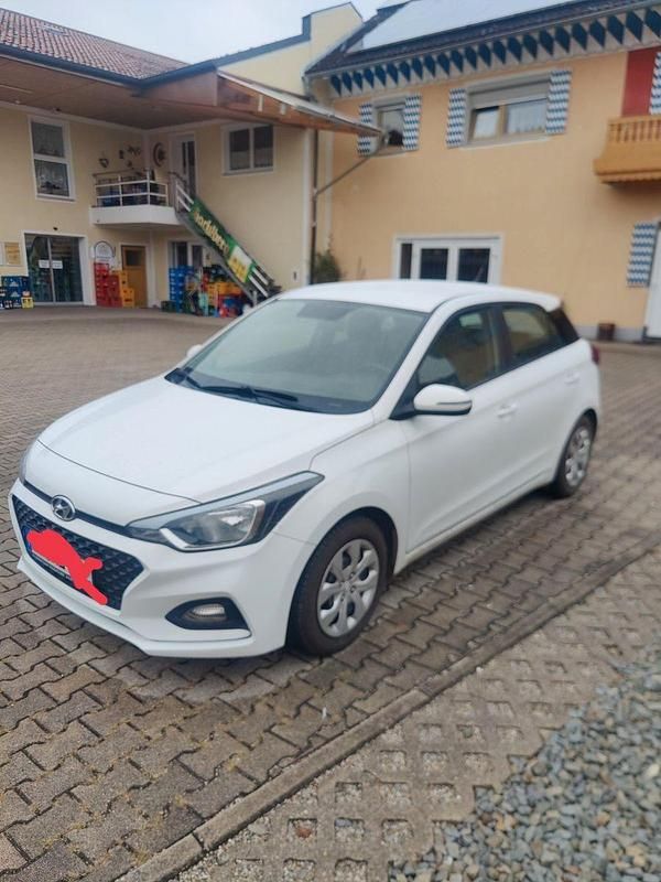 Weiß Gebraucht 2018 Hyundai i20 Select Kleinwagen | 7.999 € (Guter Preis) - Bild 1/4
