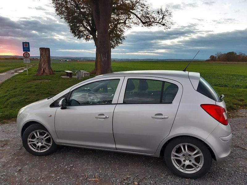 Silber Gebraucht 2009 Opel Corsa Limousine | 2.900 € (Fairer Preis) - Bild 1/4