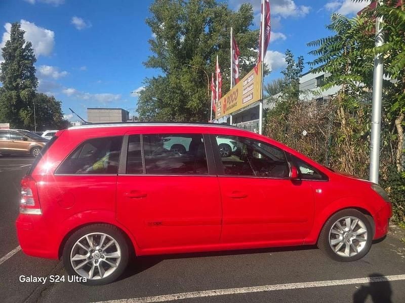Rot Gebraucht 2009 Opel Zafira Innovation Van / Kleinbus | 3.000 € (Fairer Preis) - Bild 1/4