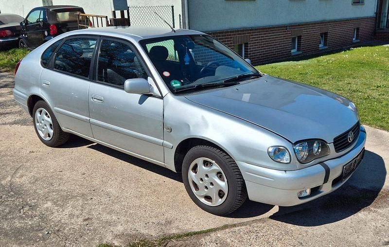 Usado Toyota Corolla 97 HP (71 kW) 2001 Prateado Sedan