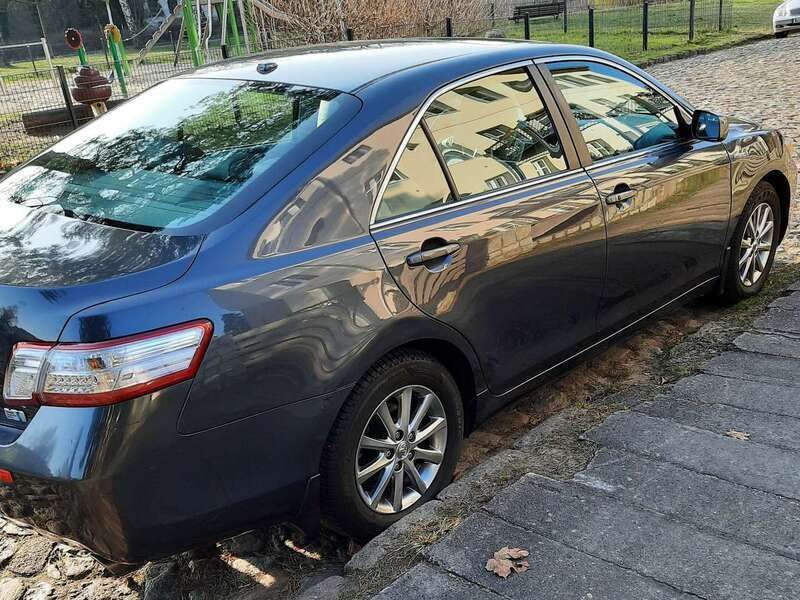 Grau Gebraucht 2011 Toyota Camry Hybrid Limousine | 10.000 € - Bild 1/4