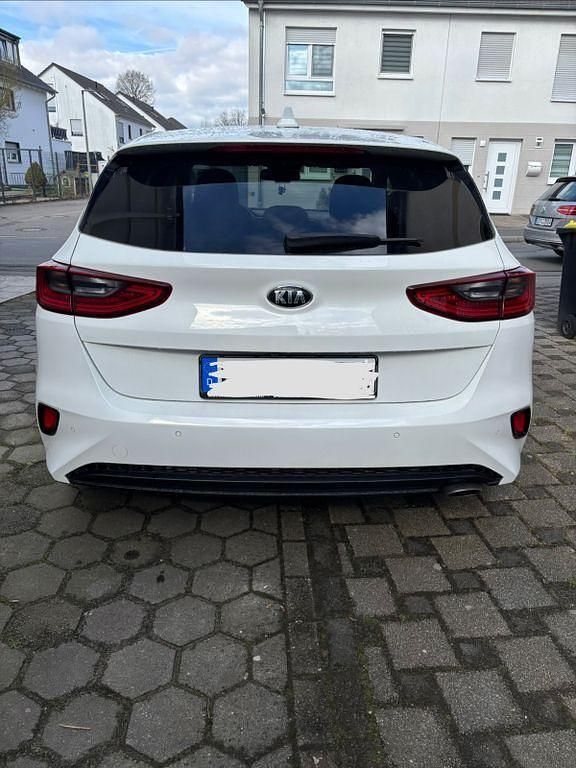 Gebraucht Kia Ceed Spirit 140 PS (102 kW) 2018 Weiß Kleinwagen