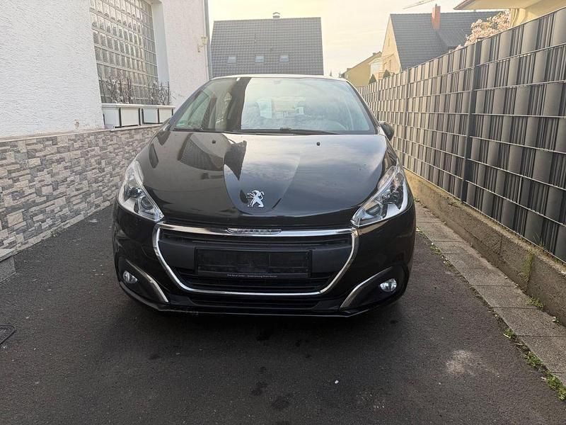 Gebraucht Peugeot 208 Active 83 PS (61 kW) 2018 Schwarz Kleinwagen