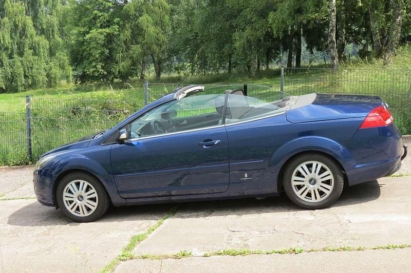 Gebraucht Ford Focus Cabriolet Titanium 145 PS (106 kW) 2009 Blau Cabrio
