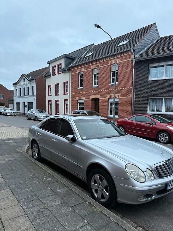 Grau Gebraucht 2004 Mercedes E200 Limousine | 2.500 € (Superpreis) - Bild 1/4