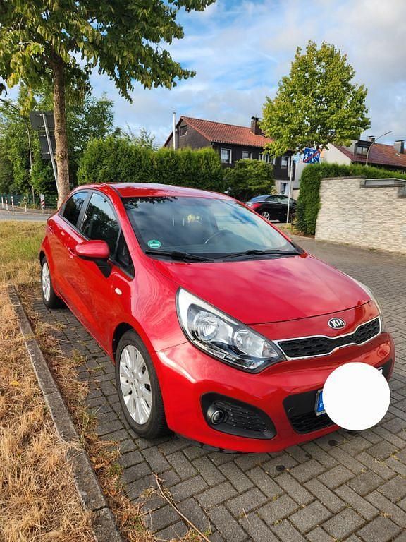 Rot Gebraucht 2014 Kia Rio FIFA World Cup Edition Limousine | 6.999 € (Guter Preis) - Bild 1/4