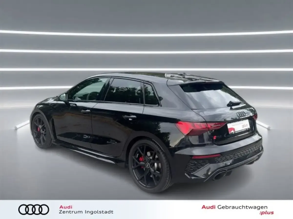 Gebraucht Audi RS3 Sportback Ambiente 400 PS (294 kW) 2023 Mythosschwarz metallic Kleinwagen