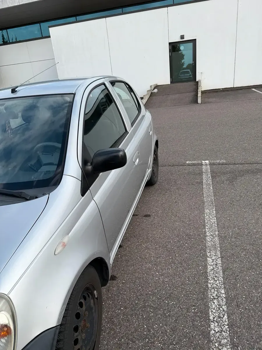 Gebraucht Toyota Yaris 68 PS (50 kW) 2002 Silber Kleinwagen