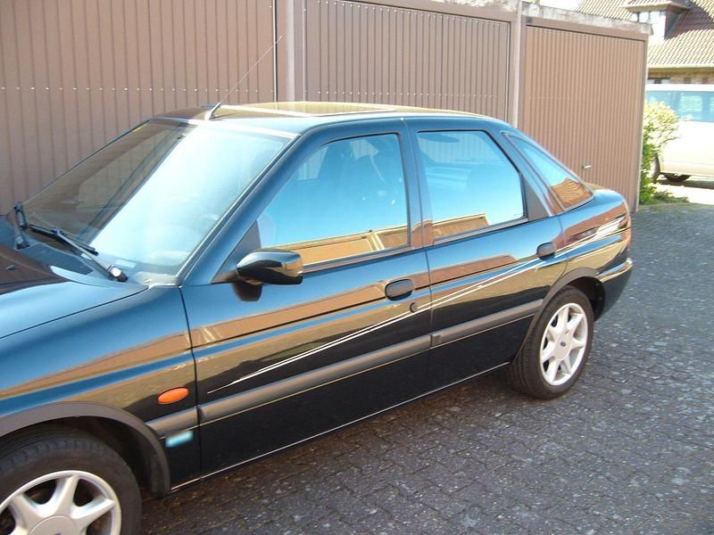 Gebraucht Ford Escort 90 PS (66 kW) 1997 Schwarz Limousine