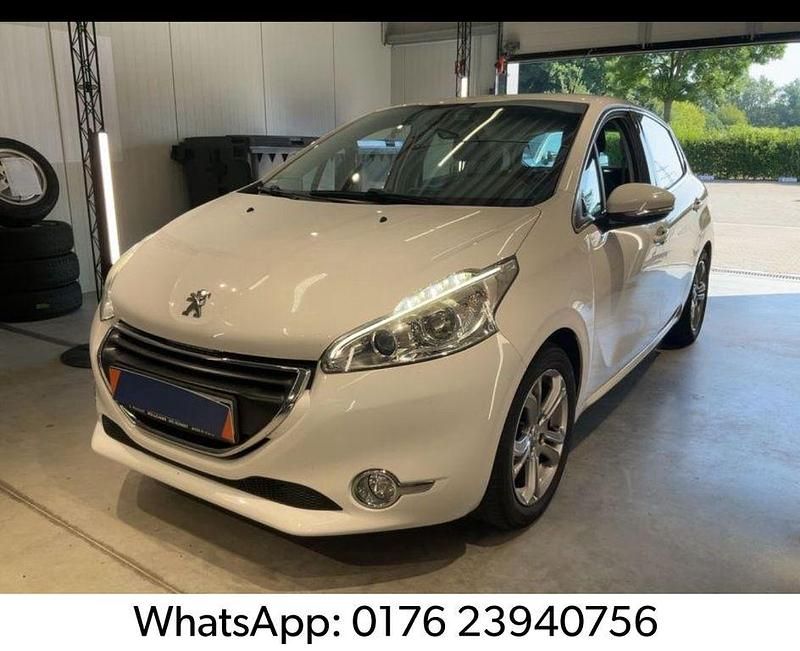 Gebraucht 2015 Peugeot 208 Allure Kleinwagen | 5.980 € (Guter Preis) - Bild 1/4