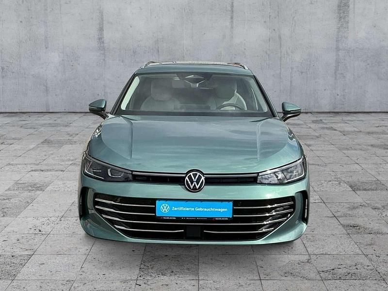 Gebraucht VW Passat Elegance 150 PS (110 kW) 2025 Maripositgrün metallic Kombi